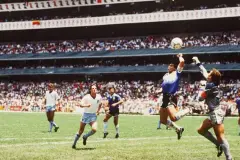 Tanrı'nın eli ve Yüzyılın golü: Maradona hatırası 3,3 milyon dolara satıldı