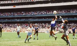 Tanrı'nın eli ve Yüzyılın golü: Maradona hatırası 3,3 milyon dolara satıldı