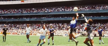 Tanrı'nın eli ve Yüzyılın golü: Maradona hatırası 3,3 milyon dolara satıldı