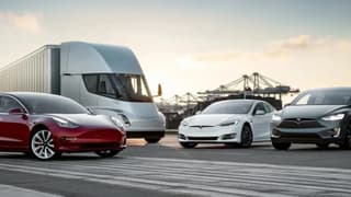 Tesla 5 milyonuncu elektrikli aracını banttan indirdi