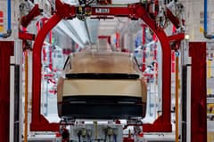 Tesla'nın direksiyonsuz ilk aracı Cybercab banttan indi