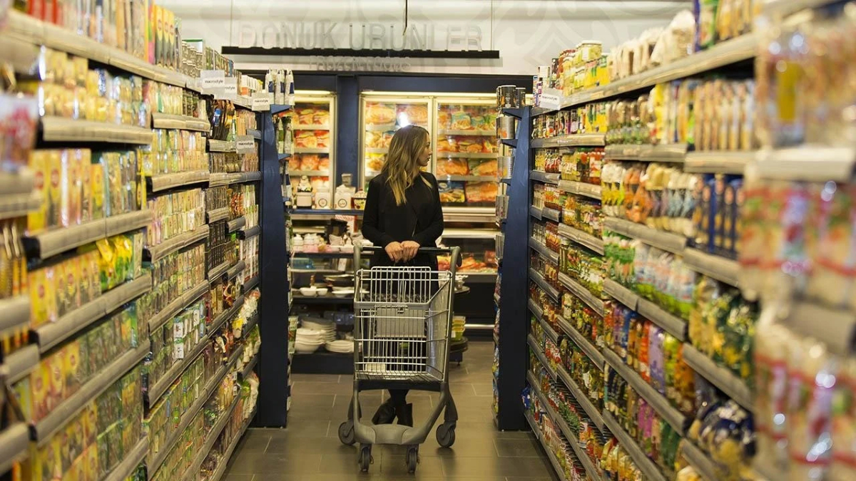 Ticaret satışları geriledi, perakende yükseldi