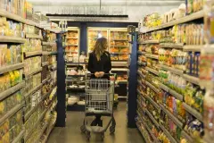 Ticaret satışları geriledi, perakende yükseldi