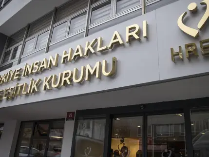 TİHEK'ten, yolları görme engelliler için düzenlemeyen belediyeye ceza