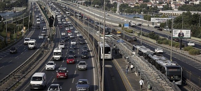 Trafiğe kaydı yapılan araç sayısı düşüşünü üçüncü aya taşıdı