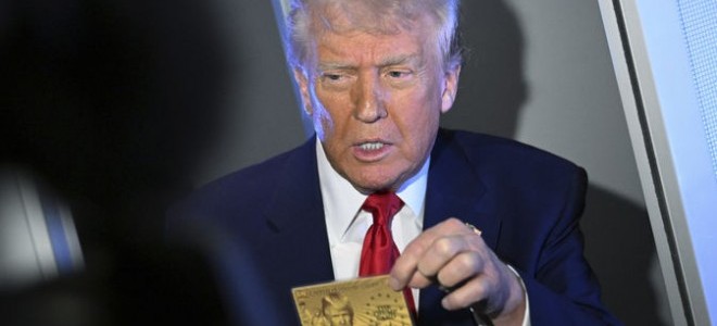 Trump, 5 milyon dolarlık altın kartı tanıttı