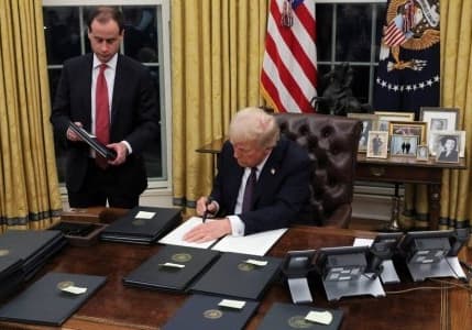 Trump, Kanada ve Meksika'ya yüzde 25 ilave vergi getirecek