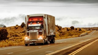 Trump'tan ithal kamyon ve otobüslere yönelik yeni gümrük vergisi