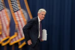 Trump'tan Powell'a tepki: Kalmak istiyor, çünkü başka iş bulamıyor