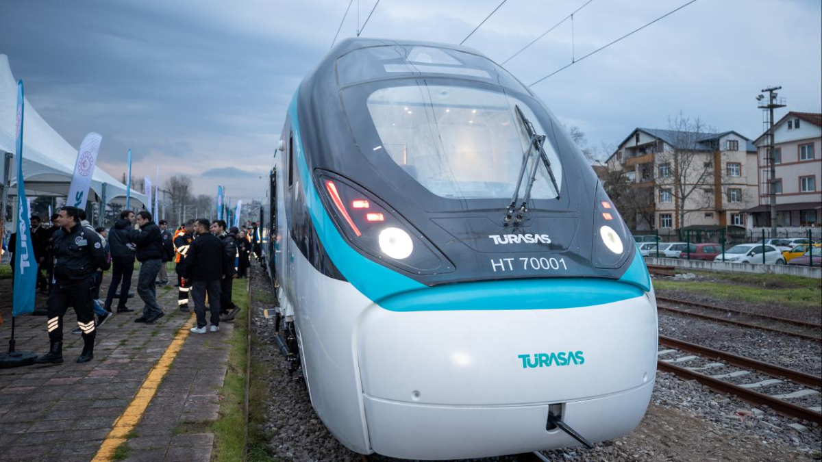 Türkiye'nin milli elektrikli hızlı treni rekorunu yeniledi