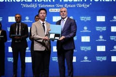 Türkiye'ye yatırım yapan 22 firma temsilcisine Turkuaz Kart verildi