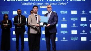 Türkiye'ye yatırım yapan 22 firma temsilcisine Turkuaz Kart verildi