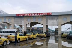 Üç gümrük kapısında yolcu geçişleri karşılıklı durduruldu