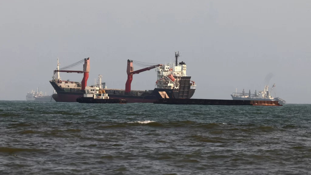 UKMTO: Umman açıklarında Hürmüz Boğazı'ndan geçen bir tanker vuruldu