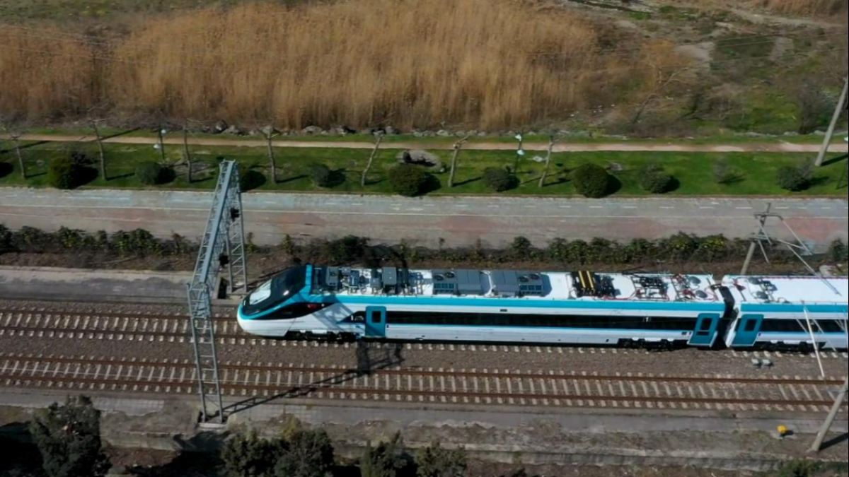 Uraloğlu duyurdu: Türkiye'nin ilk hızlı treni saatte 225 kilometre hıza ulaştı