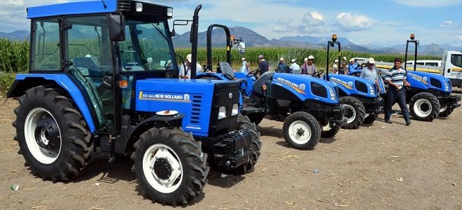 Yerli Traktörler Ar-Ge Merkezinde Çiftçiyle Birlikte Üretiliyor