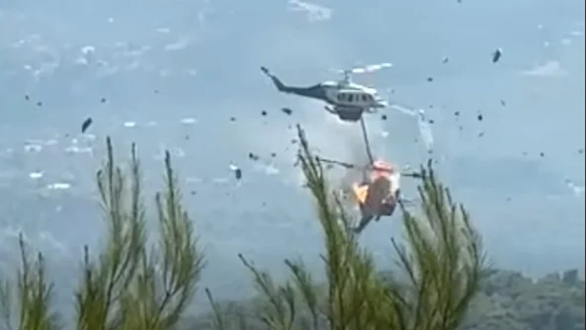 Yunanistan'da iki yangın söndürme helikopteri havada çarpıştı